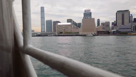 Toma-Del-Centro-Cultural-De-Hong-Kong-En-Tsimsha-Tsui-A-Través-De-La-Ventana-Del-Barco-En-Un-Día-Nublado-En-Hong-Kong