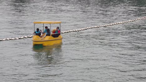 Familie-Auf-Gelbem-Tretboot-In-Hongkong