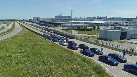 Personas-Reunidas-En-El-Museo-BMW-De-Munich,-Alemania,-Con-Coches-M5-E39.