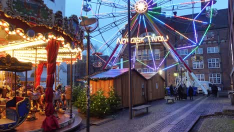 Noria-Y-Carrusel-Infantil-En-Un-Mercado-Navideño.