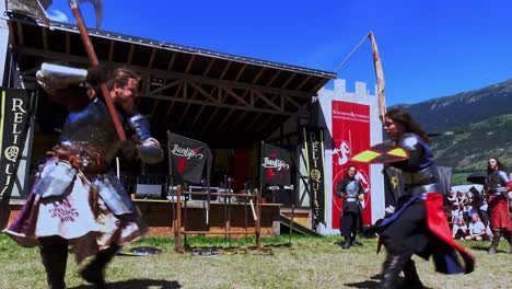 Una-Escena-De-Lucha-Con-Armas-Realizadas-Por-Burdyri,-Un-Equipo-Profesional-De-Espada-Y-Combate-Escénico,-Durante-Los-Juegos-Medievales-Del-Tirol-Del-Sur-2023,-De-Mano