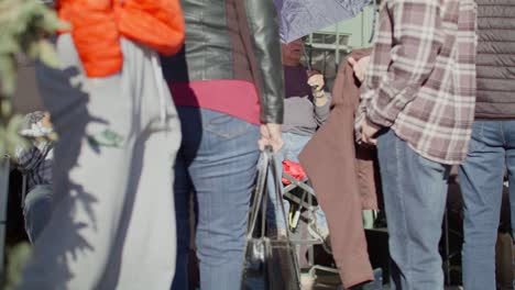 Turistas-Comprando-De-Vendedores-Ambulantes-En-El-Centro-De-Santa-Fe,-Nuevo-México-En-Cámara-Lenta