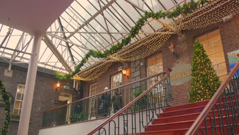 Gente-Dentro-Del-Centro-De-Powerscourt-Townhouse-Con-Adornos-Navideños-En-Dublín,-Irlanda