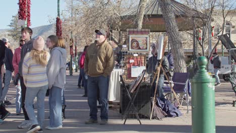 Tourists-shopping-from-street-vendors-in-downtown-Santa-Fe,-New-Mexico-plaza-with-stable-video