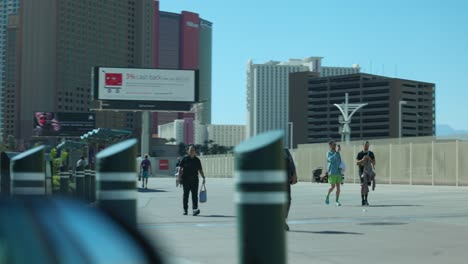 POV-Mirando-Un-Auto-En-Movimiento-En-Los-Bolardos-Que-Bordean-La-Calle-De-Las-Vegas