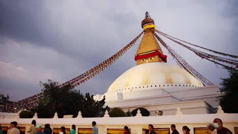 Nepalesische-Einheimische-Gehen-An-Der-Swayambhunath-Stupa-Vorbei