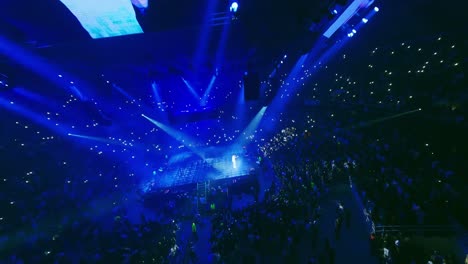 Toma-Fpv-Del-Concierto-De-Eladio-Carrión-En-El-Palacio-De-Deportes-Con-Espectáculo-De-Luces,-Santo-Domingo,-República-Dominicana