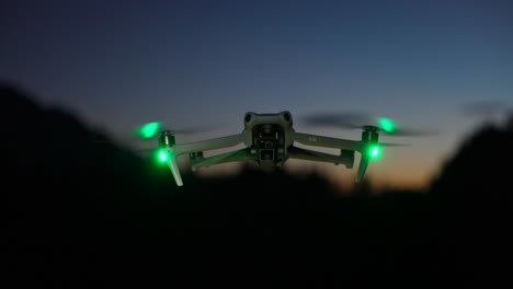 Schwebendes-DJI-Air-3-Mit-Grünen-Sicherheitslichtern-In-Der-Nacht