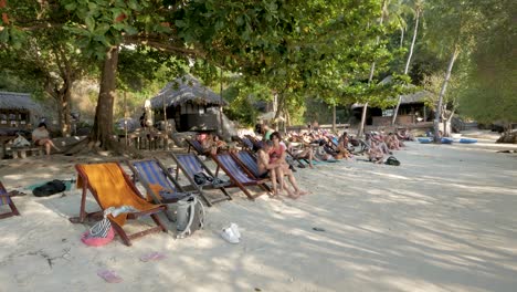 Touristen-Entspannen-Sich-Am-Ruhigen-Und-Beliebten-Reiseziel-Freedom-Beach