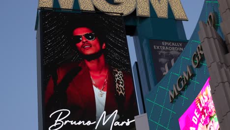 Blick-Nach-Oben-Auf-Das-Beleuchtete-MGM-Casino-Logo-Mit-Werbung-Für-Die-Bruno-Mars-Show