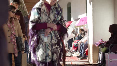 Tourists-shopping-from-street-vendors-in-downtown-Santa-Fe,-New-Mexico-with-video-tilting-down