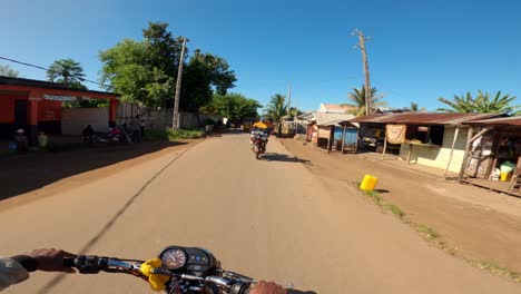 POV:-Reisen-Mit-Dem-Motorrad-Auf-Der-Asphaltstraße-Der-Stadt-Antalaha