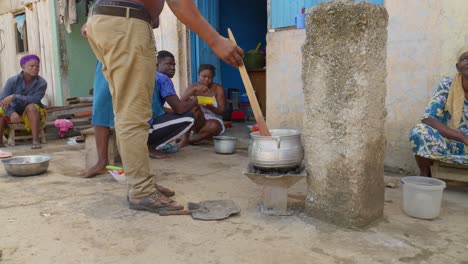 Ghanaian-people-gathered-to-prepare-banku,-the-country's-national-dish