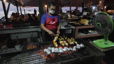 Der-Duft-Von-Köstlichem-Gegrilltem-Fleisch-Und-Gemüse-Erfüllt-Die-Luft,-Während-Der-Verkäufer-Kocht