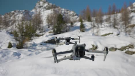 DJI-Air-3-Schwebt-Vor-Air-2s-Mit-Schneeweißem-Bokeh-Hintergrund