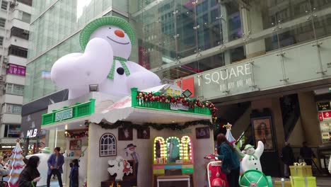 Snowman-On-Top-Of-Child's-Play-Area-In-Front-Of-Isquare-Mall-In-Tsim-Sha-Tsui,-Hong-Kong