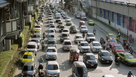 Hora-Punta-Urbana-En-Bangkok-Vida-Urbana-De-Ritmo-Rápido-Con-Atascos-De-Tráfico-Y-Viajeros-Veloces