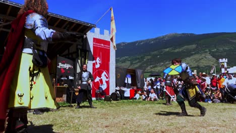 Una-Escena-De-Lucha-Con-Armas-Realizadas-Por-Burdyri,-Un-Equipo-Profesional-De-Espada-Y-Combate-Escénico,-Durante-Los-Juegos-Medievales-Del-Tirol-Del-Sur-2023,-De-Mano