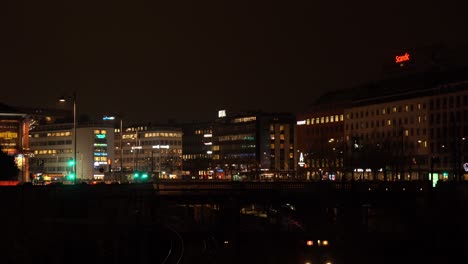 Tren-Pasando-Por-El-Centro-De-La-Ciudad-Por-La-Noche