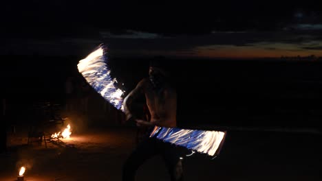 Ein-Mann-Führt-Nachts-Eine-Feuershow-Am-Strand-Von-Krabi,-Thailand-Auf