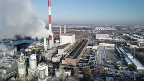 Una-Visión-Completa-De-La-Humeante-Y-Contaminante-Central-Térmica-Y-Eléctrica-Junto-Al-Río-Vístula.