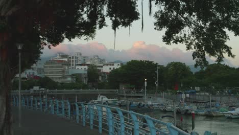 El-Muelle-Guandu,-Situado-A-Lo-Largo-De-Las-Tranquilas-Orillas-Del-Río-Danshui,-Atrae-A-Los-Visitantes-Con-Su-Cautivadora-Combinación-De-Belleza-Natural-Y-Encanto-Marítimo.