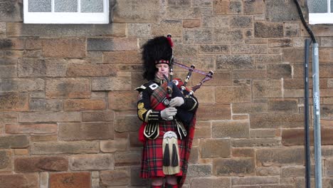 Hombre-Con-Falda-Escocesa-Tradicional-Tocando-La-Gaita-En-El-Casco-Antiguo-De-Edimburgo