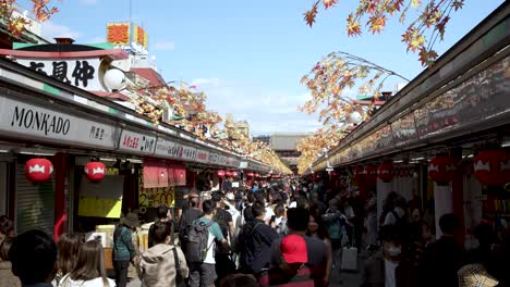 über-Dem-Tourismus-Mit-Massen-Von-Touristen,-Die-Entlang-Der-Nakamise-dori-Straße-Spazieren