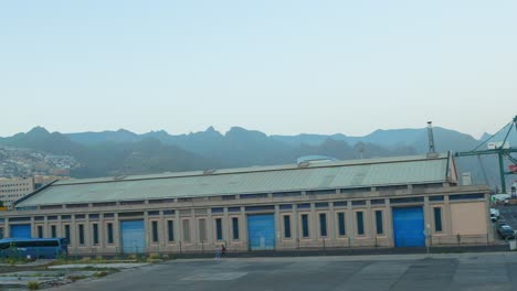 Industriehafengebäude-Vom-Auditorio-De-Teneriffa-Aus-Gesehen,-Schwenkansicht