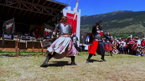 Escena-De-Lucha-Realizada-Por-Burdyri,-Un-Equipo-Profesional-De-Combate-Con-Espada-Y-Escenario,-Durante-Los-Juegos-Medievales-Del-Tirol-Del-Sur-2023,-De-Mano