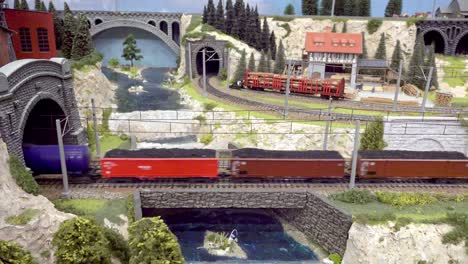 Parte-Del-Diseño-Del-Modelo-De-Tren-En-La-25ª-Exposición-De-Modelos-De-Trenes-En-Movimiento-En-Kaltern,-Tirol-Del-Sur,-Italia---Tren-De-Carga