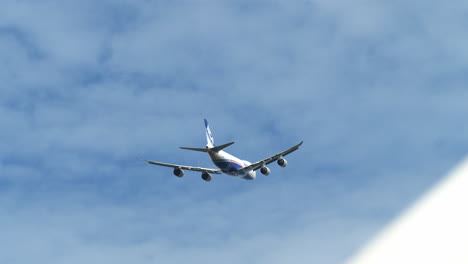 Volando-Por-Encima-Y-Saliendo-Del-Aeropuerto-De-Suvarnabhumi,-Nippon-Cargo-Airlines-Se-Dirige-A-Su-Próximo-Destino-En-El-Sudeste-Asiático.