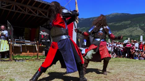 Escena-De-Lucha-Con-Espadas-Interpretada-Por-Burdyri,-Un-Equipo-Profesional-De-Espada-Y-Combate-Escénico,-Durante-Los-Juegos-Medievales-Del-Tirol-Del-Sur-2023,-De-Mano