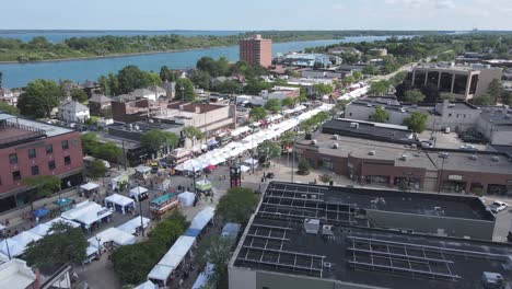 Vista-Aérea-De-La-Feria-De-Arte-En-Wyandotte-Michigan,-EE.UU.-Con-El-Río-Detroit-Al-Fondo.