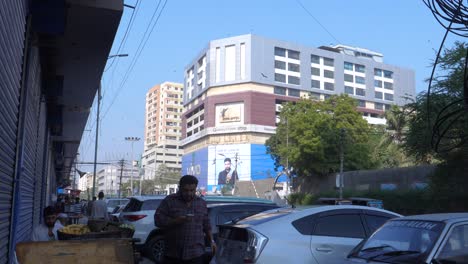 Shot-of-a-building-with-sunlight-falling-on-it-near-Saddar-Bazar-Street-during-sunny-day-in-Karachi,-Pakistan