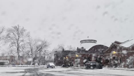 Mirando-A-La-Iglesia-Ortodoxa-Griega-De-St-Haralambos-En-Una-Tormenta-De-Nieve