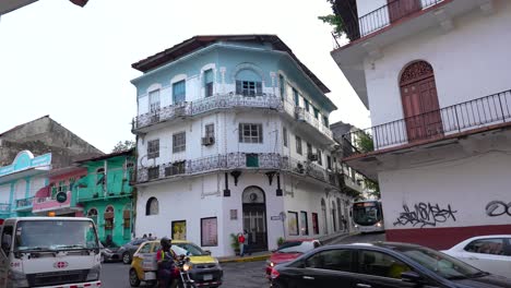 PANAMA-CITY,-PANAMA---December-3,-2023:-everyday-life,-a-street-with-colorful-old-buildings