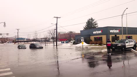 Policía-De-Portland-Maine-Supervisando-En-Zona-Inundada-En-El-Centro-De-La-Ciudad