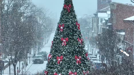 Nevadas-En-Una-Calle-Decorada-Con-árboles-De-Navidad-Y-Edificios-Históricos