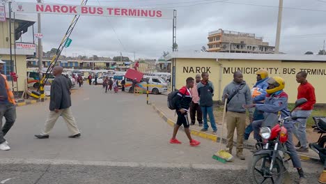 Punto-De-Vista-De-Un-Vehículo-Conduciendo-Por-La-Calle-En-La-Ciudad-De-Narok-En-Kenia