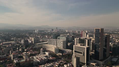 Elevándose-Por-Encima-Del-Distrito-Comercial-De-Polanco-En-La-Ciudad-De-México