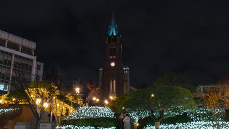 Lleno-De-Turistas-En-El-Parque-De-La-Catedral-De-Myeongdong-Por-La-Noche-En-Nochebuena,-Lapso-De-Tiempo-En-Seúl,-Corea-Del-Sur