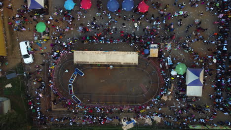 Drones-De-Arriba-Hacia-Abajo-Disparados-Sobre-Personas-Y-Paseos-En-El-Festival-De-Yafe-Yaundé,-En-África