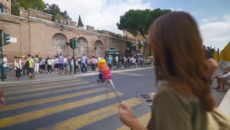 Punto-De-Vista-Inmersivo-En-Roma:-Moverse-Por-Calles-Concurridas-Hasta-Chiesa-Santi-Luca-E-Martina,-Italia,-Europa,-Caminar,-Tembloroso,-4k-|-Gran-Multitud-Cerca-De-La-Intersección-Y-El-Tráfico-Junto-Al-Coliseo.