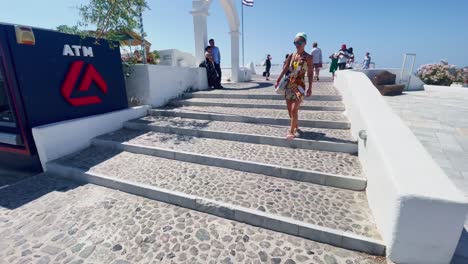 Reisende-In-Der-Nähe-Von-Café-Und-Treppe-|-Oia,-Santorini,-Griechenland,-Griechische-Insel-Im-Ägäischen-Meer,-Reise,-Touristenurlaub,-Immersiver-Wanderspaziergang-Entlang-Der-Menschenmassen,-Die-In-Klippen-Aus-Weißem-Marmor-Einkaufen,-Und-Stadt,-Europa,-4k