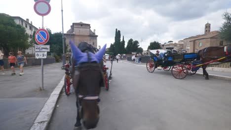 Rom-Immersiver-POV:-Umzug-In-Belebten-Straßen-Zur-Chiesa-Santi-Luca-E-Martina,-Italien,-Europa,-Gehen,-Wackelig,-4k-|-Pferdeführer-Ruhen-Sich-In-Der-Nähe-Belebter-Straßen-Aus