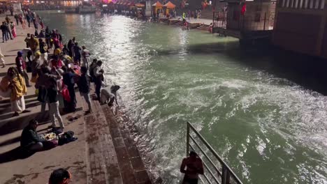 POV-Aufnahme-Viele-Menschen-Schauen-In-Den-Fluss-Ganges