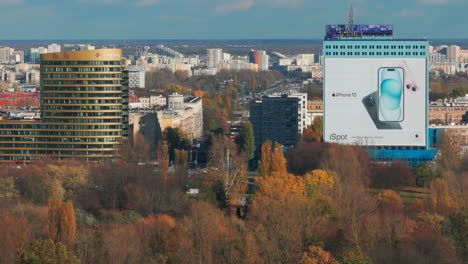 Absteigende-Luftaufnahme-Eines-IPhone-Posters-In-Warschau,-Polen