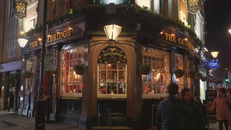 La-Fachada-Bellamente-Iluminada-Del-Pub-Cambridge-En-Londres.