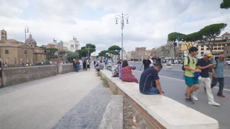 Punto-De-Vista-Inmersivo-En-Roma:-Moverse-Por-Calles-Concurridas-Hasta-Chiesa-Santi-Luca-E-Martina,-Italia,-Europa,-Caminar,-Tembloroso,-4k-|-Turistas-Descansando-Mientras-Otros-Pasan-Cerca-De-Ruinas